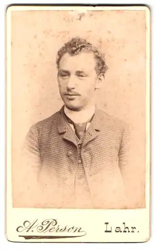 Fotografie A. Person, Lahr i.B., Luisenstrasse, Portrait Junger Mann im Anzug