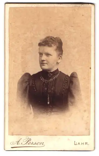 Fotografie A. Person, Lahr, Schillerstrasse 21, Portrait Frau mit Hochsteckfrisur in gepufftem Kleid