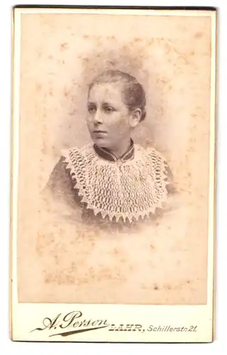 Fotografie A. Person, Lahr, Schillerstrasse 21, Portrait Junge Frau im Kleid mit Spitzenkragen