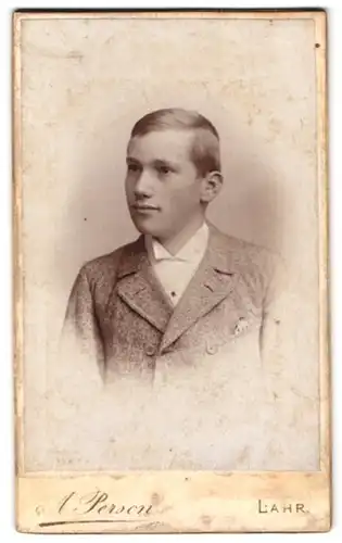 Fotografie A. Person, Lahr, Schillerstrasse 21, Portrait Junger Mann im Anzug