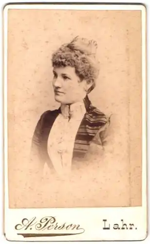 Fotografie A. Person, Lahr i. B., Luisenstrasse, Portrait Frau mit Hochsteckfrisur in elegantem Kleid