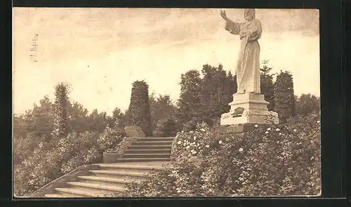 AK Hamburg-Ohlsdorf, Partie im Friedhof mit Statue