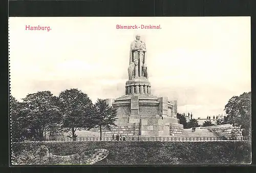 AK Hamburg-St. Pauli, Bismarck-Denkmal mit Passanten