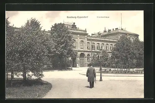 AK Hamburg-Eppendorf, Herr mit Hut und Regenschirm vorm Krankenhaus