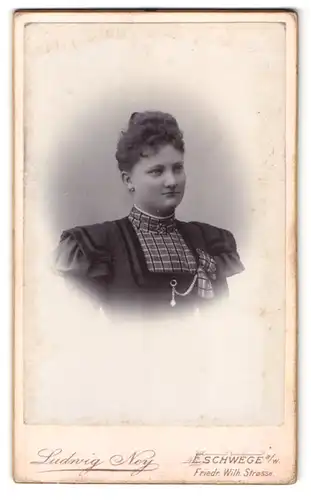 Fotografie Ludwig Ney, Eschwege a. W., Friedrich-Wilhelm-Strasse, Portrait junge Dame mit Schmuck im Festtagskleid