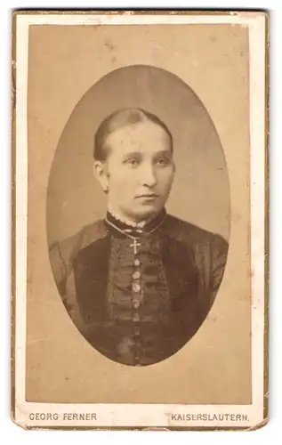 Fotografie Georg Ferner, Kaiserslautern, Alleestr. 3, Portrait junge Dame mit Halskette & Kreuz-Anhänger