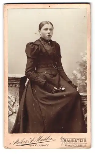 Fotografie A. Miehler, Traunstein, Königstrasse, junge Dame im schwarzen Kleid auf Brüstung sitzend