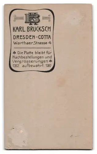 Fotografie Karl Bruksch, Dresden, Warthaer Str. 4, Bursche im Anzug mit Bibel nach der Kommunion