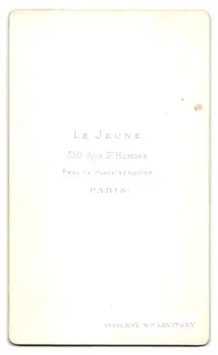 Fotografie Atelier Le Jeune, Paris, 350 Rue St. Honore, Portrait Dame mit Ohrringen & Kragenbrosche