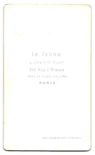 Fotografie Atelier Le Jeune, Paris, 350 Rue St. Honore, Herr im Anzug mit taschenuhr & verschränkten Armen