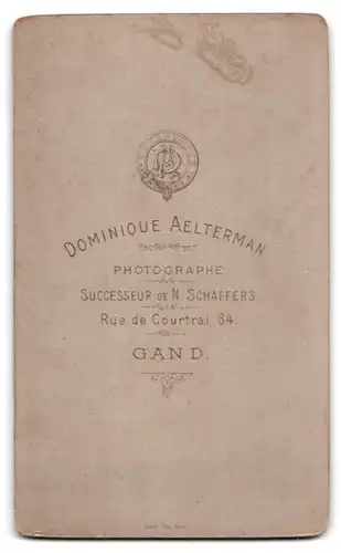 Fotografie Dominique Aelterman, Gand, 64 Rue de Courtrai, Portrait junger Herrr im Anzug mit Fliege