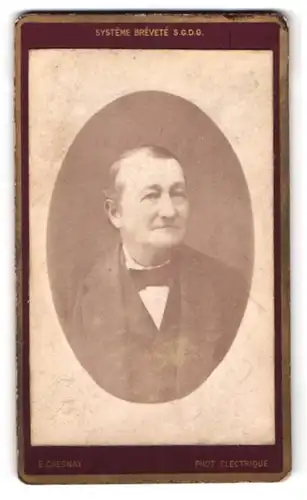 Fotografie E. Chesnay, Dijon, 21 Boulevard Carnot, Portrait älterer Herr im Frack