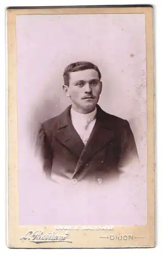 Fotografie L. Bertrand, Dijon, Portrait junger Herr im eleganten Anzug mit weisser Krawatte