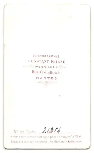 Fotografie Constant Peigne, Nantes, 8 Rue Crebillon, Portrait Knabe mit Orden im Anzug