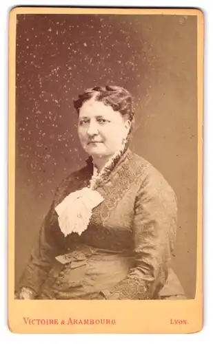 Fotografie Victoire & Arambourg, Lyon, 22 Rue St. Pierre au 1er, Portrait beleibte ältere Dame im Festtagskleid