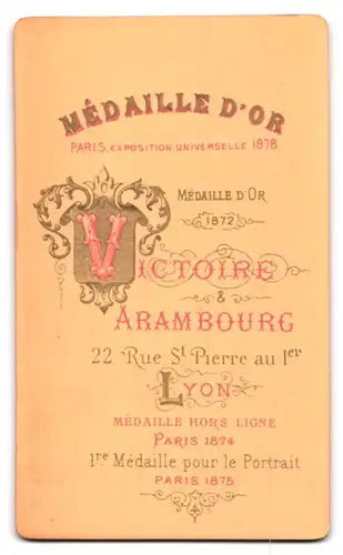 Fotografie Victoire & Arambourg, Lyon, 22 Rue St. Pierre au 1er, Portrait beleibte ältere Dame im Festtagskleid