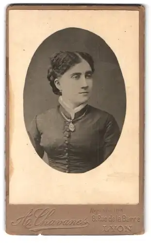 Fotografie A. Chavanes, Lyon, 8 Rue de la Barre, Portrait Brünette Dame mit Halskette & Anhänger