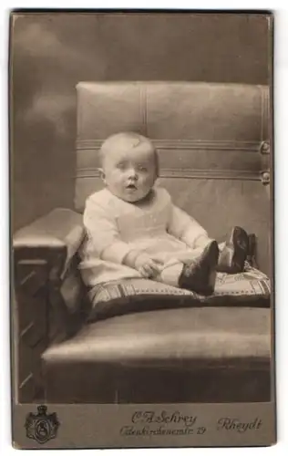 Fotografie C.A. Schrey, Rheydt, Odenkirchenerstr. 19, Baby auf Sofa sitzend