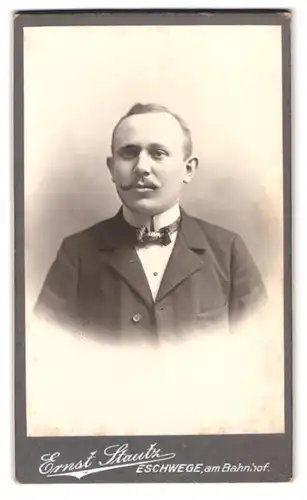 Fotografie Ernst Stautz, Eschwege, Portrait Herr mit Schnauzbart im modischen Anzug