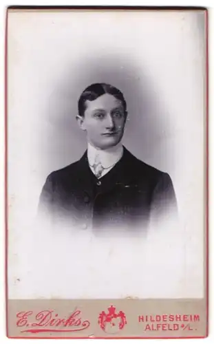 Fotografie E. Dirks, Hildesheim, Zingel 22, Portrait junger Mann mit Mittelscheitel im eleganten Anzug