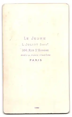 Fotografie Atelier Le Jeune, Paris, 350 Rue St. Honore, Herr mit Halbglatze trägt eleganten Mantel