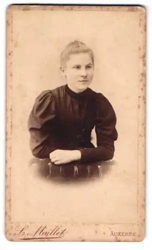 Fotografie L. Maillet, Auxerre, 4 Rue du Temple, Portrait blondes Mädchen im schwarzen Kleid