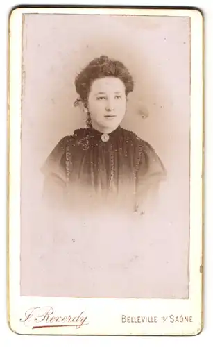 Fotografie J. Reverdy, Belleville-sur-Saone, Grande Rue, Portrait junge Brünette Dame mit Kragenbrosche