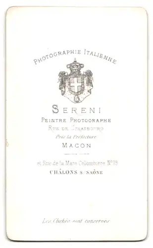 Fotografie Atelier Sereni, Macon, Rue de Strasbourg, Kind mit Fotoalbum trägt Mantel mit Pelzbesatz