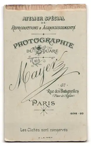 Fotografie Atelier Mayer, Paris, 67 Rue des Batignolles, Mädchen im weissen Kleid mit Schleier & Bibel nach d. Kommunion