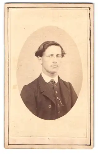 Fotografie Fotograf und Ort unbekannt, Portrait junger Herr im Anzug mit Taschenuhrkette