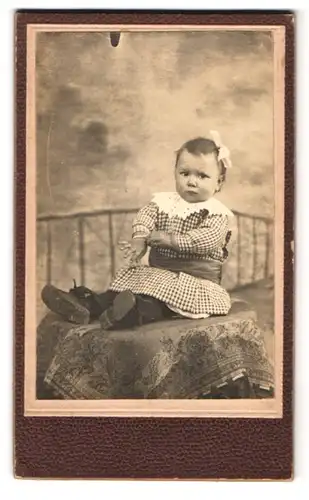 Fotografie E. Vignes, Figeac, Jardin-Du-Puy, traurig guckendes Baby im karierten Kleid