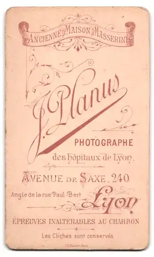 Fotografie J. Planus, Lyon, 240 Avenue de Saxe, Portrait Brünette Dame mit Dutt & Schmuck