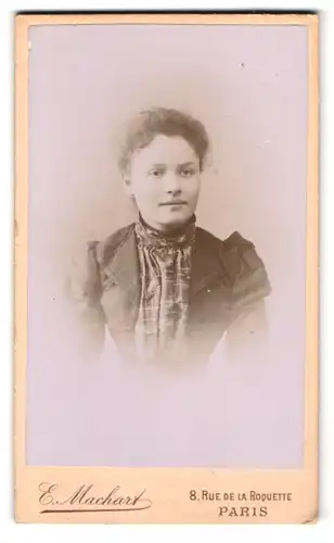 Fotografie E. Machart, Paris, 8 Rue de la Roquette, Portrait hübsche junge Dame modisch gekleidet