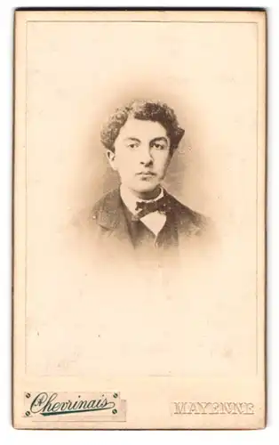 Fotografie A. Chevrinais, Mayenne, 12 Grande Rue St. Martin, Portrait junger Herr mit Locken im Anzug