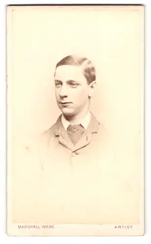 Fotografie Marshall Wane, Edinburgh, 82 George Street, Portrait junger Gentleman im Anug mit Krawattennadel