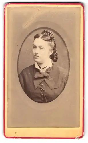 Fotografie Lenotre-Ancel, Ort unbekannt, Portrait Brünette junge Dame mit geflochtenem Haar