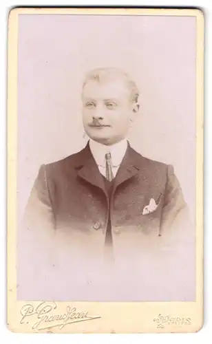 Fotografie Pierre Grandjean, Paris, 24 Rue du Chateau d'Eau, Portrait glücklicher Herr im Anzug