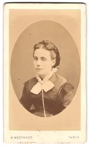 Fotografie M. Berthaud, Paris, 9 Rue Cadet, Portrait Edeldame mit Schmuck und geflochtenem Haar