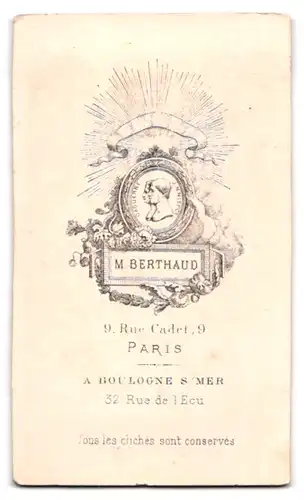 Fotografie M. Berthaud, Paris, 9 Rue Cadet, Portrait Edeldame mit Schmuck und geflochtenem Haar