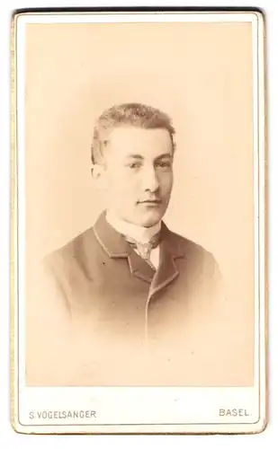 Fotografie S. Vogelsanger, Basel, Leonhardsgraben 23, Portrait junger Eidgenosse im Anzug