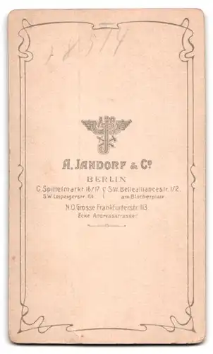 Fotografie A. Jandorf & Co., Berlin, Spittelmarkt 16-17, Portrait betagte Dame mit Kragenbrosche im schwarzen Kleid