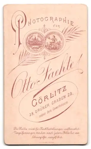 Fotografie Otto Faehte, Görlitz, Grüner Graben 29, Knabe mit Spazierstock nebst Matrosenmütze