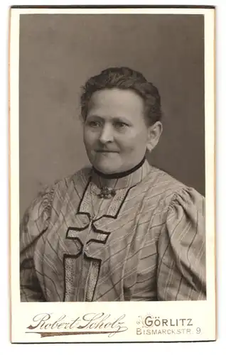 Fotografie Robert Scholz, Görlitz, Bismarckstr. 9, Portrait betagte Dame mit Kragenbrosche & Halskette