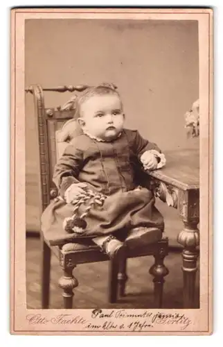 Fotografie Otto Faehte, Görlitz, Grüner Graben 29, Baby mit Spielzeug auf Stuhl sitzend