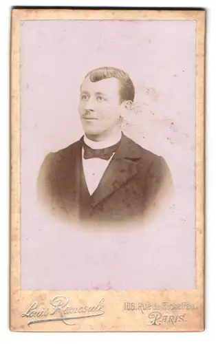 Fotografie Louis Rancoule, Paris, 106 Rue de Richelieu, Portrait Herr im Frack mit Fliege