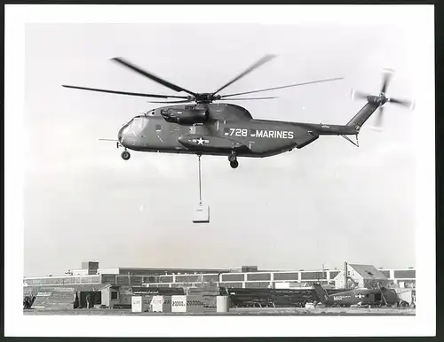 Fotografie Hubschrauber Sikorsky CH-53 der US-Marines, Helikopter hebt einen Testblock, Grossformat 28 x 21cm