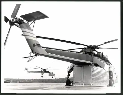 Fotografie Hubschrauber Sikorsky WF S-64, Helikopter mit Transportbehälter, Grossformat 28 x 21cm