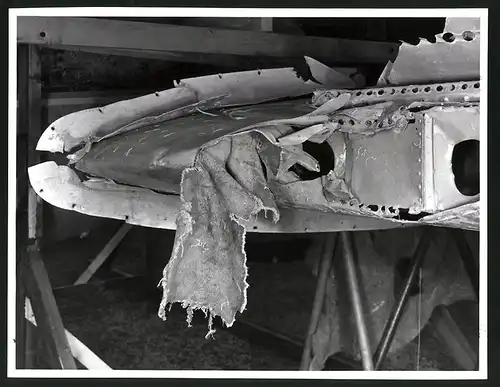 Fotografie Flugzeug-Wrack, Teil einer zerfetzten Tragfläche in der Rekonstruktion