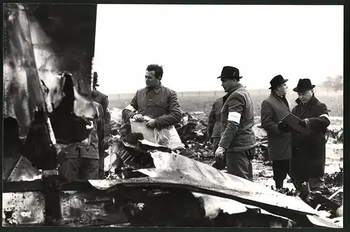 Fotografie Kriminalpolizei untersucht die Absturzstelle einer Convair CV-440 der Lufthansa am 28.1.1966 bei Bremen