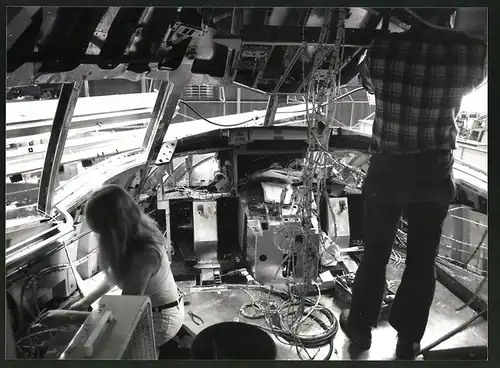 Fotografie unbekannter Fotograf, Ansicht Everett, Boeing-Flugzeugfabrik, Flugzeug Boeing Cockpit-Verkabelung wird montie